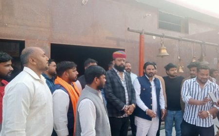 करणी सेना के प्रदेश अध्यक्ष, जिलाध्यक्ष दर्जनों साथियों के साथ बड़े बाबा जगजीवन दास साहेब के दरबार में हाजिरी लगा कर विश्व मानव कल्याण की कामना किया