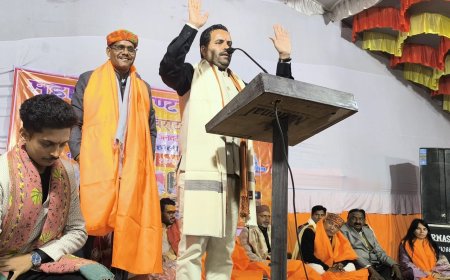 किन्हौली में आयोजित हुआ विराट कवि सम्मेलन,कवियों ने कविताओं से आनंदित किया गौरी कांत दीक्षित ने गरीबों को कम्बल बांटे, सभी कवियों व आयोजक मंडल का सम्मान