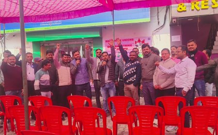 5-डे बैंकिंग की मांग को लेकर बैंक कर्मचारियों ने किया  प्रदर्शन