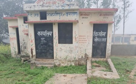 तुलसीपुर ब्लॉक के ग्राम पुरेछीटन में सामुदायिक शौचालय बंद,संचालन के नाम पर हर माह खर्च हो रहे ₹9 हजार।