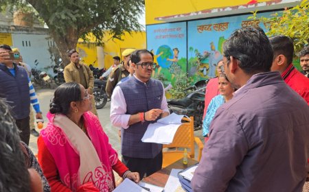 जिलाधिकारी ने मतदाता सूची विशेष प्रगाढ़ पुनरीक्षण अभियान का किया औचक निरीक्षण, बीएलओ को दिए आवश्यक दिशा-निर्देश