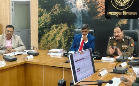 मुख्यमंत्री डैशबोर्ड मण्डल अनुश्रवण पुस्तिका विकास कार्यो में प्राप्त सी व डी श्रेणी वाले अधिकारियो को कार्य में सुधार लाने की मण्डलायुक्त ने दी चेतावनी   मण्डलायुक्त द्वारा आयुक्त कार्यालय सभागार में बैठक कर विकास कार्यो, राजस्व एवं कर करेत्तर, कानून व्यवस्था, निर्माणाधीन परियोजनाएं व सम्भागीय परिवहन प्राधिकरण की बैठक कर प्रगति की की गई समीक्षा