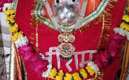 भक्तों ने चोला चढ़ाकर किया हुनमान जी का श्रृंगार