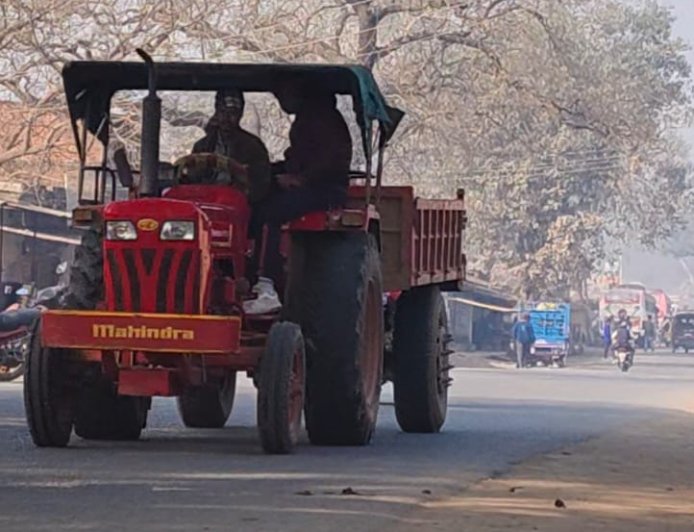 रात के अंधेरे में चल रहा था बालू का खेल, वन विभाग का अचानक छापा—कनहर नदी किनारे ट्रैक्टर जब्त, मचा हड़कंप