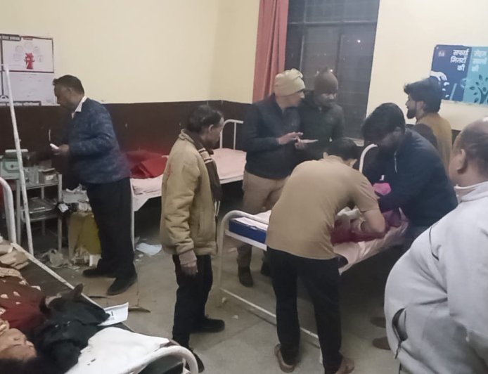 डंपर की आमने-सामने हुई जोरदार टक्कर में चार लोग गंभीर रूप से घायल