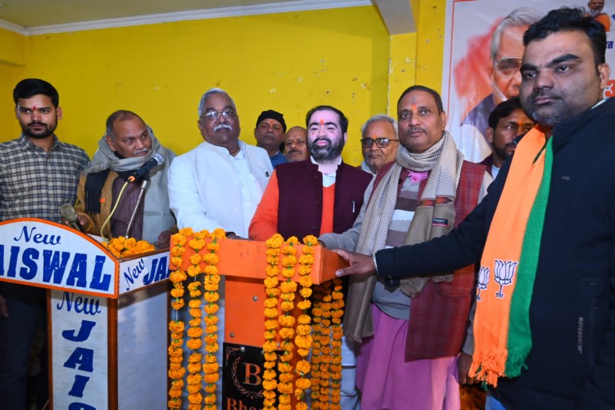 प्रदेश के खादय रसद राज्य मंत्री सतीश चन्द्र शर्मा ने टिकैत नगर में विभिन्न परियोजनाओं का लोकार्पण किया और गरीबों को कम्बल वितरित किए