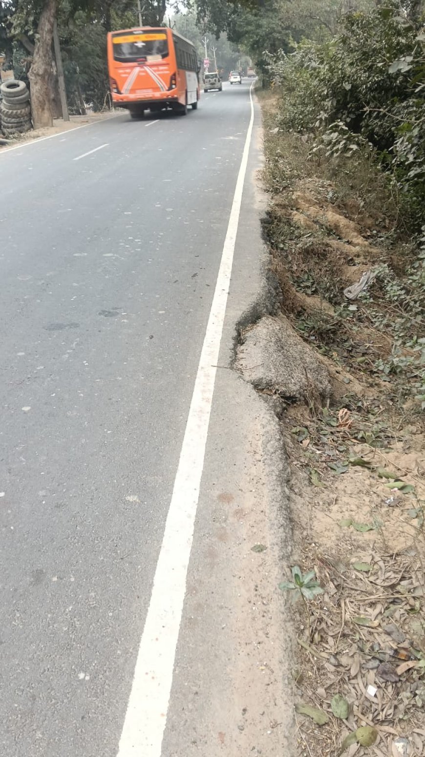 क्षतिग्रस्त रामनगर बदोसरांय टिकैत नगर मार्ग पर प्रायः होती हैं दुर्घटनायें