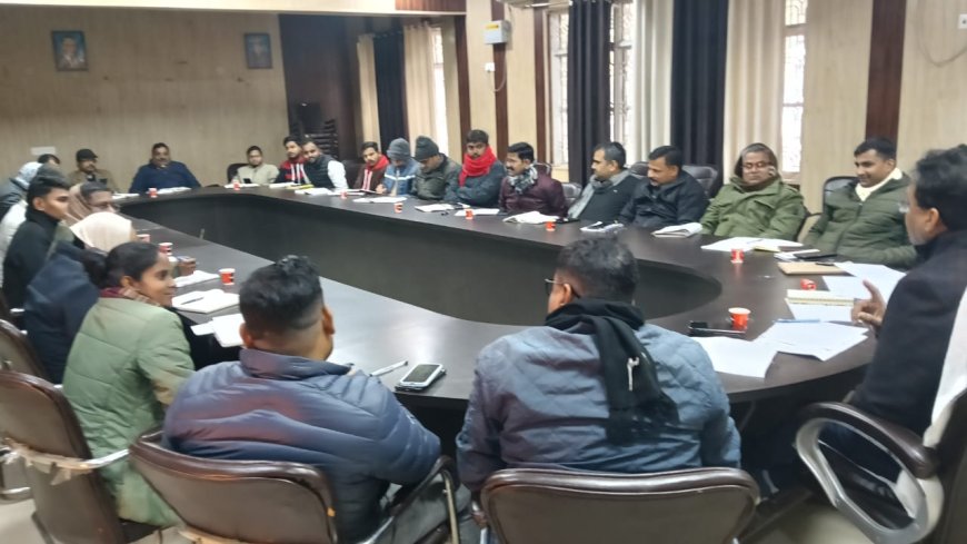 ब्लॉक सभागार में बी डी ओ की अध्यक्षता में विकास कार्यों की समीक्षा बैठक हुई