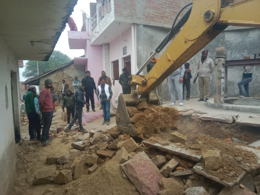 मऊ में उप जिलाधिकारी ने हटवाया अतिक्रमणः शिवपुर गांव में संकरे रास्ते को चौड़ा करने का अभियान