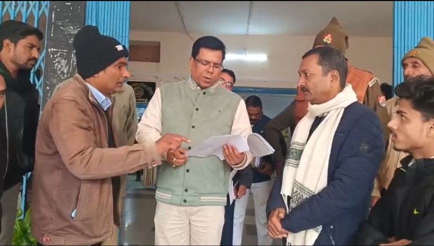 कदीमी इमामबाड़े की जमीन पर कब्जा कर रहे दबंग