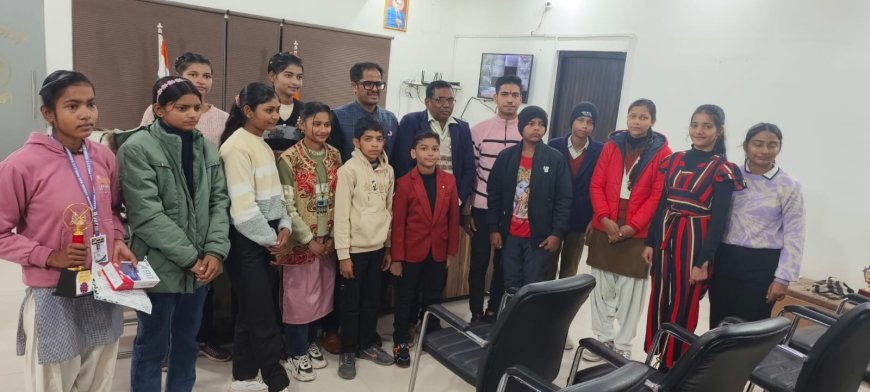 राष्ट्रीय एकता दिवस की प्रतियोगिताओं में उत्कृष्ट स्थान पाने वाले बच्चों को डीएम ने किया पुरस्कृत