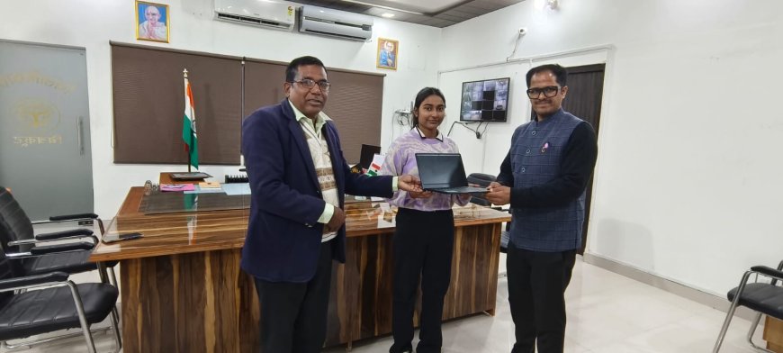 राष्ट्रीय एकता दिवस की प्रतियोगिताओं में उत्कृष्ट स्थान पाने वाले बच्चों को डीएम ने किया पुरस्कृत