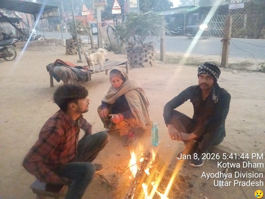 राजस्व प्रशासन सिरौलीगौसपुर ने कोटवा धाम चौराहे पर अलाव जलवा कर ग्रामीणों को ठंण्ड से राहत पंहुचाई