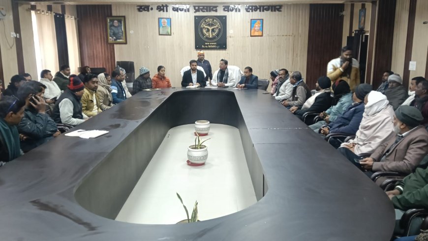 उपजिलाधिकारी ज्वाइंट मजिस्ट्रेट तेजस के ने ब्लाक सभागार में फार्मर रजिस्ट्री एंव आयुष्मान कार्ड के सम्बंध में बैठक किया