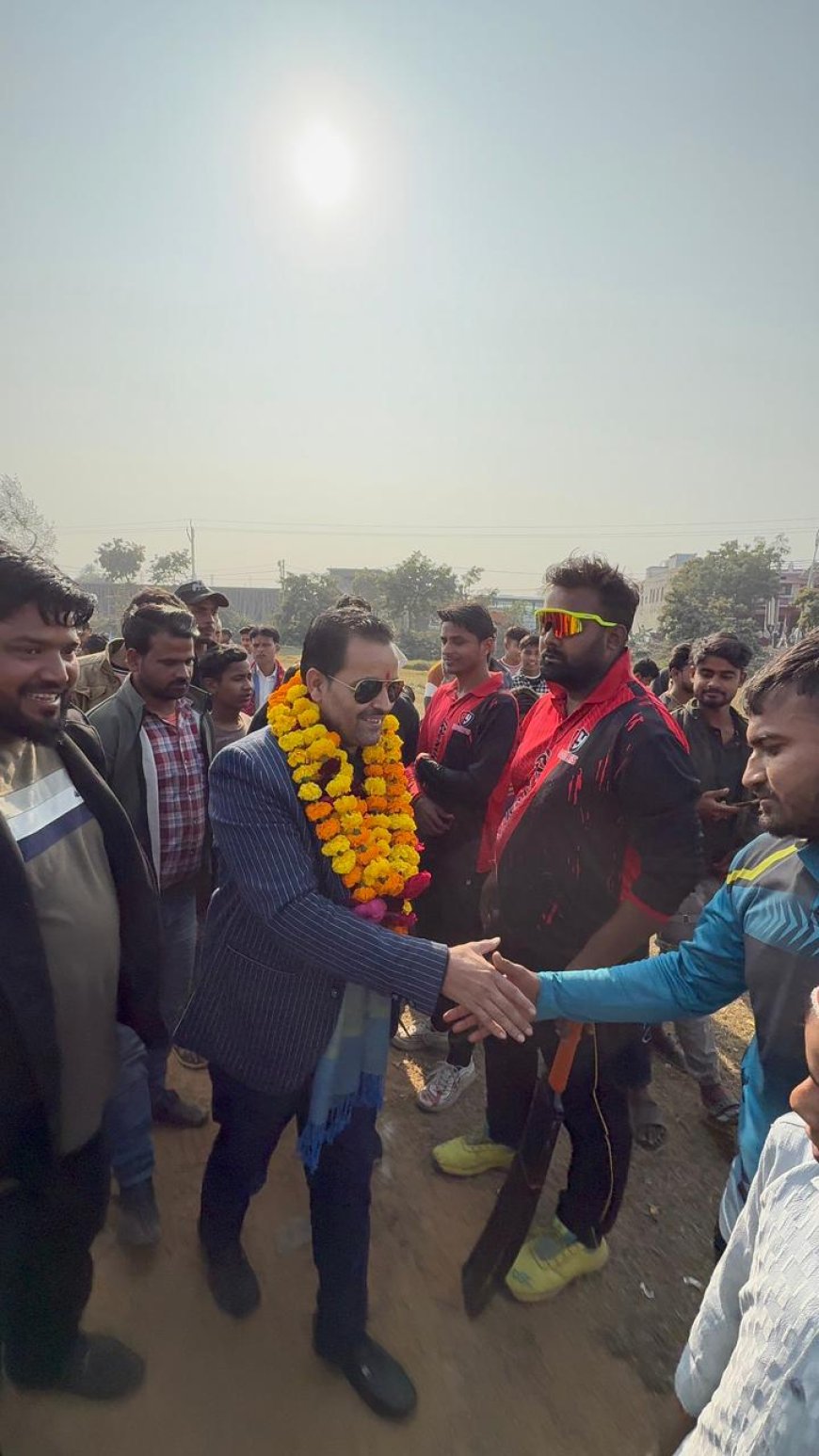 मरकामऊ में गौरी कांत दीक्षित ने किक्रेट टूर्नामेंट का उदघाटन किया