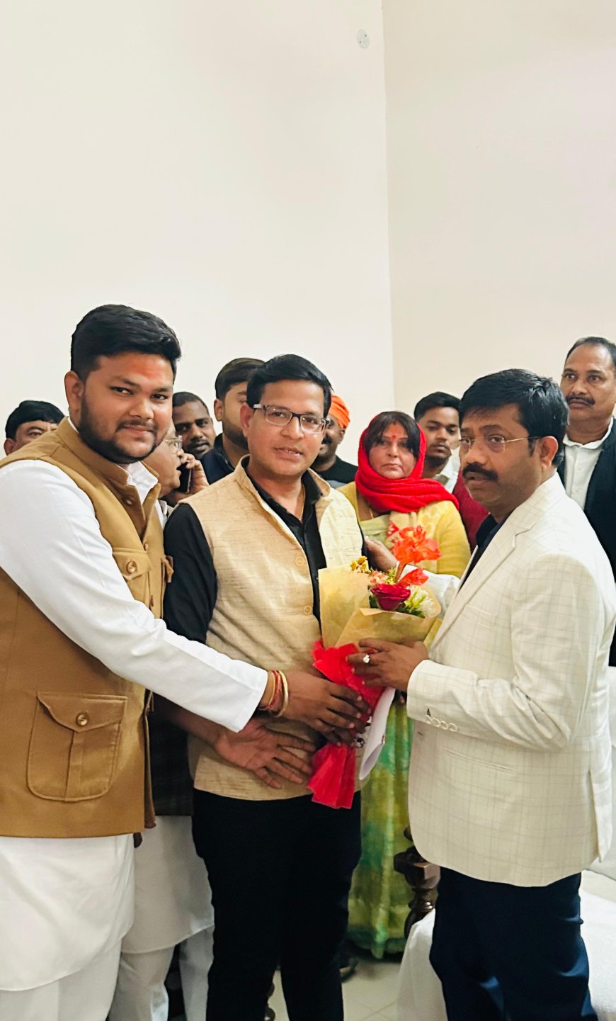 मिर्ज़ापुर शहर में महाराजा अग्रसेन के मूर्ति स्थापना व चौराहा नामकरण के लिए युवा प्रदेश अध्यक्ष ने कैबिनेट मंत्री को दिया पत्र 12/1/26 को