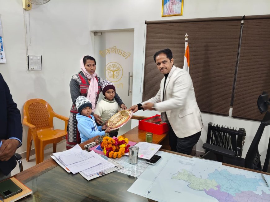 चित्रकूट में कार्यरत रहे  लवकुश सोनी, कम्प्यूटर ऑपरेटर की सड़क दुर्घटना में आकस्मिक मृत्यु होने के पश्चात जिला प्रशासन, द्वारा उनके परिवार की आर्थिक मदद की गई