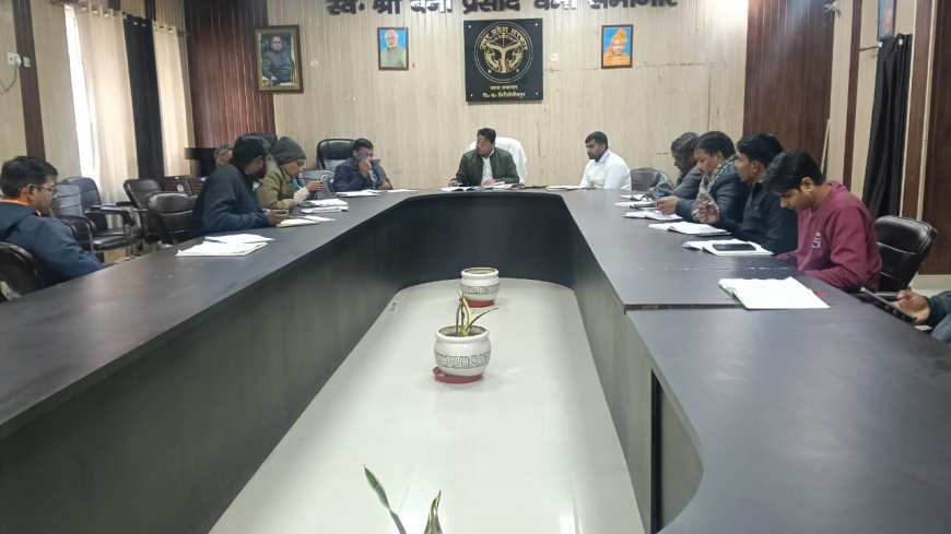 ब्लॉक सभागार सिरौलीगौसपुर में विकास कार्यों की समीक्षा बैठक खंण्ड विकास अधिकारी की अध्यक्षता में हुई