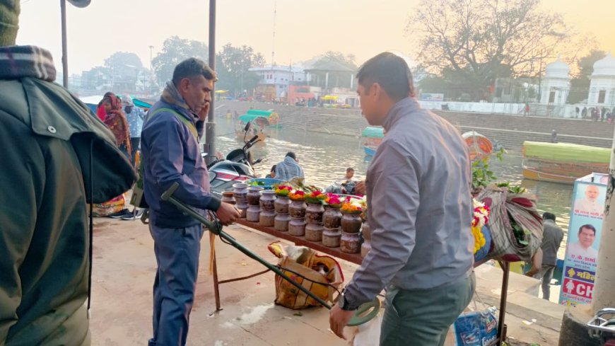 मकर संक्रांति पर्व के अवसर पर सुरक्षा व्यवस्था के दृष्टिगत ए एस चेक टीम बांदा,डॉग स्क्वॉयड, एलआईयू की संयुक्त टीम द्वारा रामघाट,निर्मोही एवं मेला क्षेत्र में चेकिंग की गयी