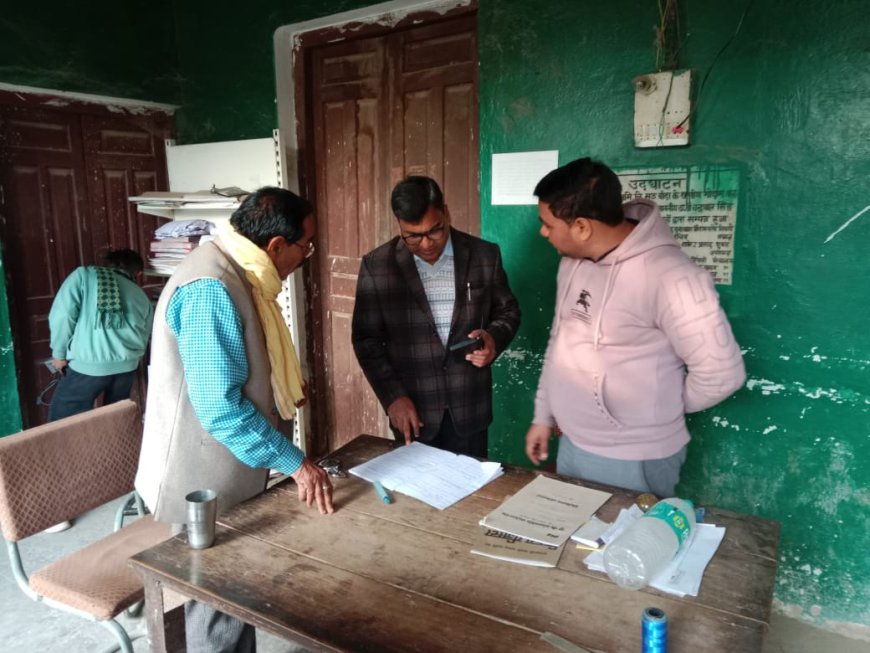 मऊ उप जिलाधिकारी ने धान क्रय केंद्रों का किया निरीक्षणः किसानों की खरीद और भुगतान व्यवस्था जांची, दिए निर्देश