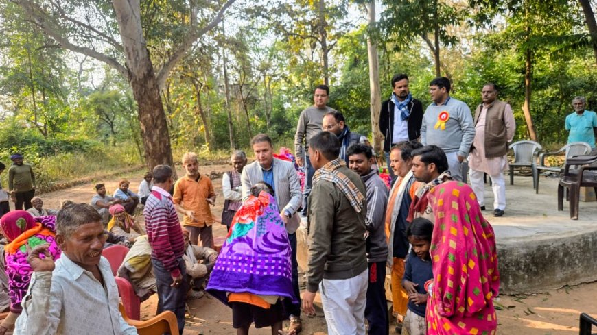 स्वर्गीय वासुदेव अग्रवाल की पुण्य स्मृति में वनवासियों को बांटे गए कंबल