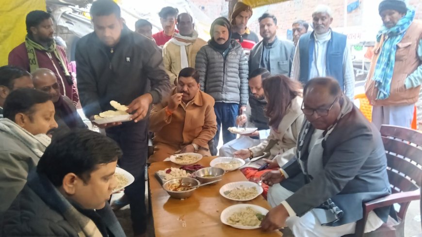 बदोसरांय चौराहे पर विनोद कुमार यादव द्वारा आयोजित खिचड़ी भोज में पूर्व मंत्री अरविंद कुमार सिंह गोप आदि मौजूद रहे