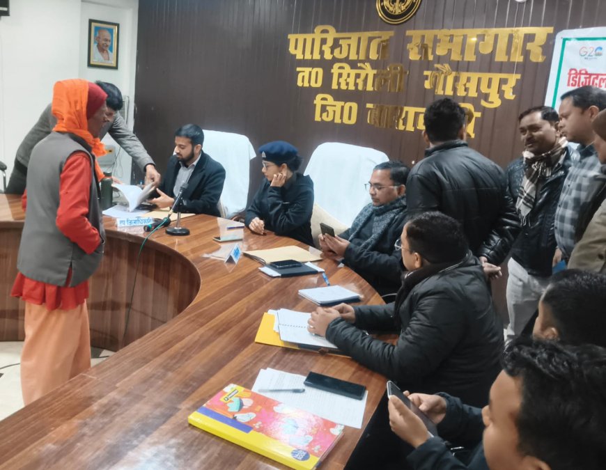 सम्पूर्ण समाधान दिवस तहसील के पारिजात सभागार में एस डी एम की अध्यक्षता एंव तहसीलदार के संयोजन में हुआ