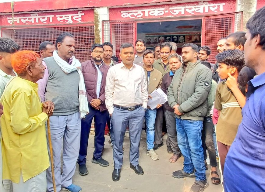 विशेष बूथ अभियान के अंतर्गत जिलाधिकारी ने मतदेय स्थलों का भ्रमण कर देखी व्यवस्थाएं