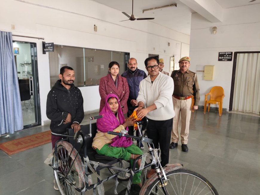 जिलाधिकारी, चित्रकूट  पुलकित गर्ग के समक्ष उपस्थित सुमन बाई पत्नी  हीरा निवासी मणीकुंज तराँहा चित्रकूट जो दोनों पैरों से दिव्यांग होने के कारण चलने में असमर्थ थी।