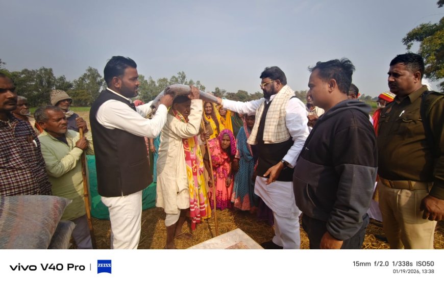 ग्रामीणों को नरेंद्र सिंह कुशवाहा पुर्व सांसद द्वारा कंबल वितरण किया गया