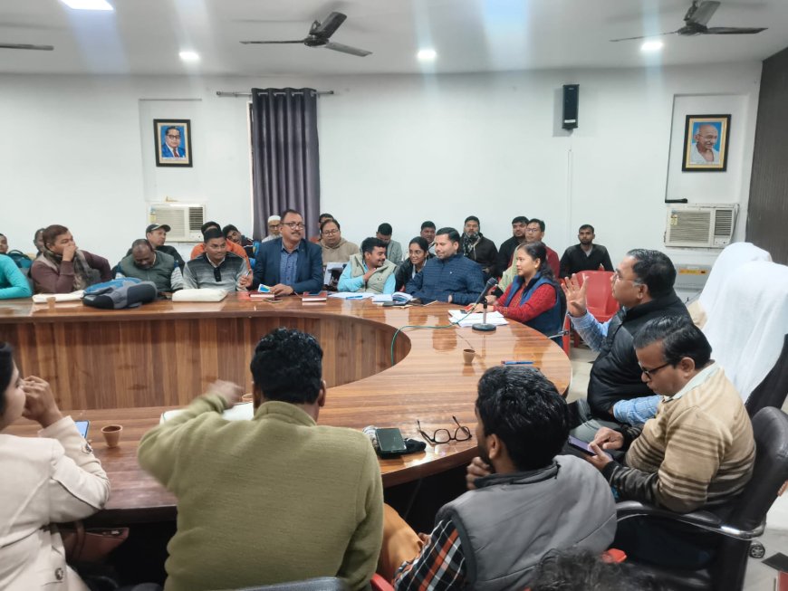तहसील के पारिजात सभागार में तहसीलदार बालेन्दु भूषण वर्मा की अध्यक्षता में बैठक हुई