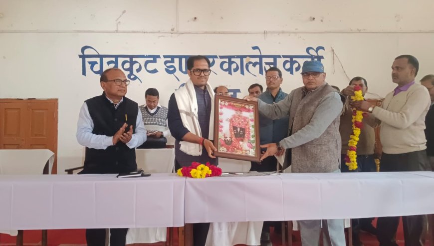 विद्यालयों में समाचार पत्र पठन संस्कृति को सुदृढ़ करने के उद्देश्य से जिलाधिकारी ने किया चित्रकूट इंटर कॉलेज का भ्रमण