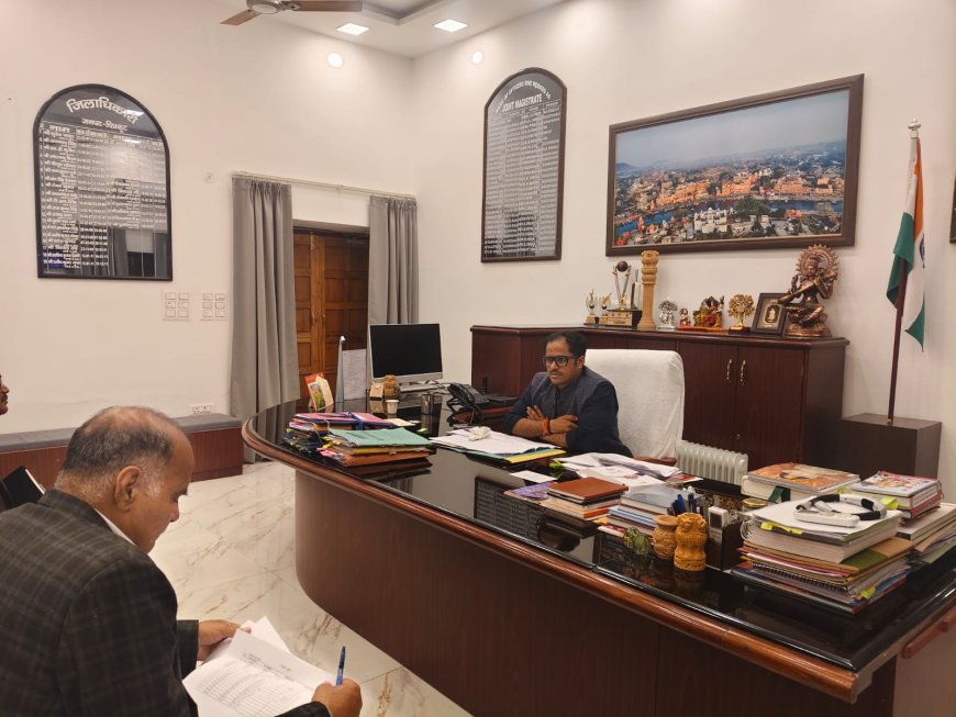 जिलाधिकारी की अध्यक्षता में विकास खंड मऊ स्थित मोहना नदी के पुनरोद्धार एवं साफ-सफाई के संबंध में कैंप कार्यालय में एक महत्वपूर्ण समीक्षा बैठक संपन्न हुई।