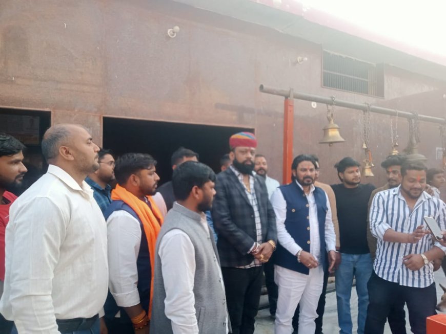 करणी सेना के प्रदेश अध्यक्ष, जिलाध्यक्ष दर्जनों साथियों के साथ बड़े बाबा जगजीवन दास साहेब के दरबार में हाजिरी लगा कर विश्व मानव कल्याण की कामना किया