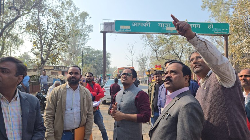 जिलाधिकारी द्वारा आज बेड़ी पुलिया चौराहे के प्रस्तावित सौंदर्यीकरण कार्यों का गहन स्थलीय निरीक्षण किया गया।