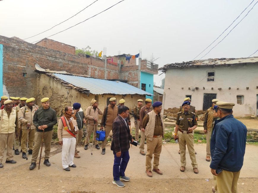 थाना बरगढ़ क्षेत्रान्तर्गत कस्बा बरगढ़ में घटित नाबालिक बालक की हत्या की दुखद घटना के दृष्टिगत जनपद में शांति एवं कानून-व्यवस्था बनाए रखने हेतु पुलिस अधीक्षक चित्रकूट द्वारा पुलिस बल के साथ कस्बा बरगढ़ में पैदल भ्रमण कर सुरक्षा व्यवस्था का जायजा लिया गया।