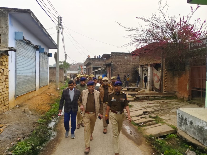 थाना बरगढ़ क्षेत्रान्तर्गत कस्बा बरगढ़ में घटित नाबालिक बालक की हत्या की दुखद घटना के दृष्टिगत जनपद में शांति एवं कानून-व्यवस्था बनाए रखने हेतु पुलिस अधीक्षक चित्रकूट द्वारा पुलिस बल के साथ कस्बा बरगढ़ में पैदल भ्रमण कर सुरक्षा व्यवस्था का जायजा लिया गया।