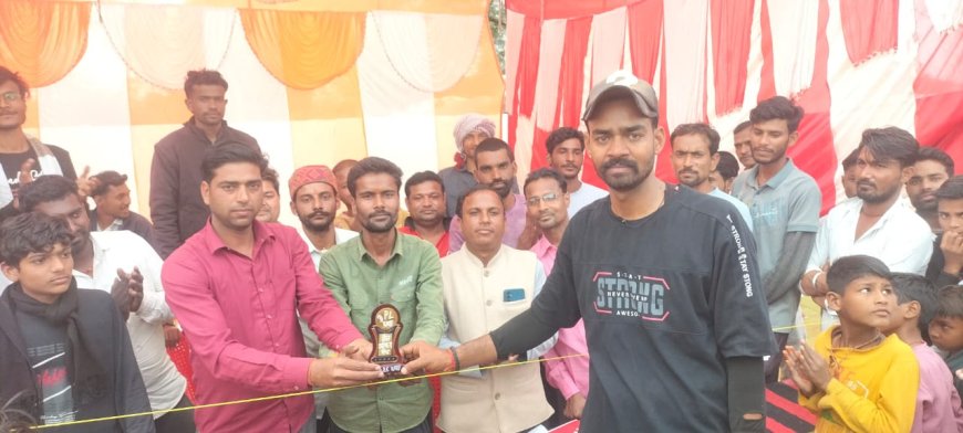 नरेन्द्र के पंजों में फंसा धुरवारा मुड़िया रोमांचक मुकाबले में एक विकेट से की जीत दर्ज