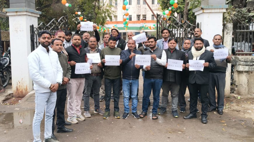 यू जी सी नये कानून के विरोध में अधिवक्ताओं ने प्रदर्शन कर राष्टपति  को रजिस्टर्ड पत्र भेजा