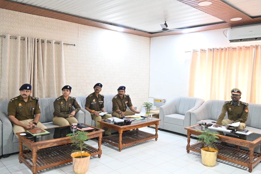 पुलिस उपमहानिरीक्षक परिक्षेत्र चित्रकूटधाम महोदय द्वारा रेंज के जनपदों के पुलिस अधीक्षकगण के साथ की अपराध समीक्षा गोष्ठी।
