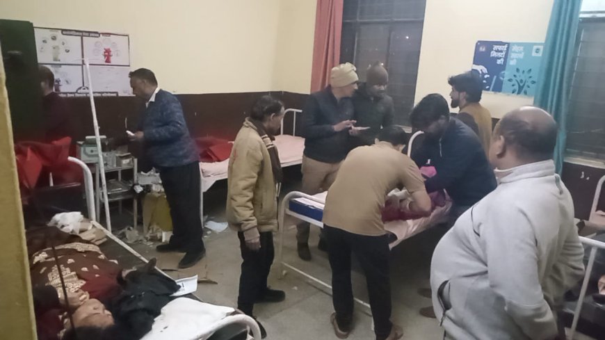 डंपर की आमने-सामने हुई जोरदार टक्कर में चार लोग गंभीर रूप से घायल