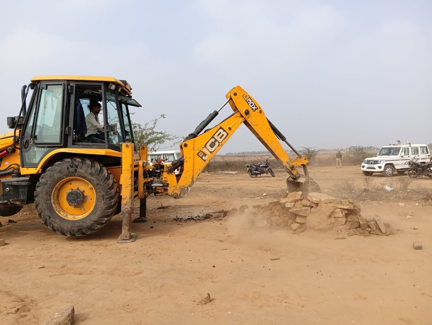 बरगढ़ में गांव समाज की जमीन से अवैध कब्जा हटाः उपजिलाधिकारी ने जेसीबी से हटवाया, शेष पर धारा 67 की कार्रवाई शुरू