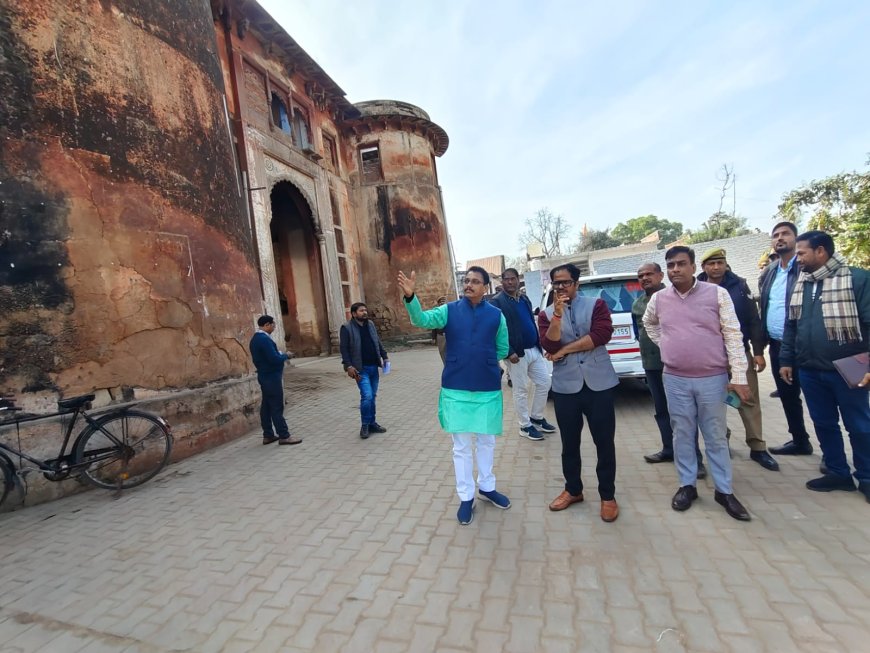 जिलाधिकारी  द्वारा नगर क्षेत्र चित्रकूटधाम कर्वी के विभिन्न स्थलों का स्थलीय निरीक्षण किया गया।