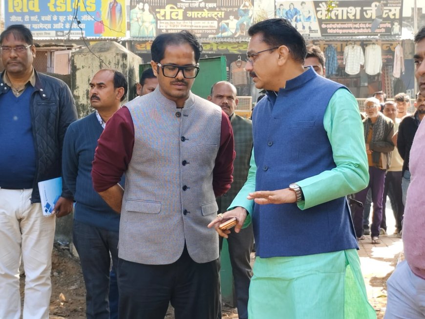 जिलाधिकारी  द्वारा नगर क्षेत्र चित्रकूटधाम कर्वी के विभिन्न स्थलों का स्थलीय निरीक्षण किया गया।