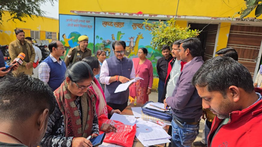 जिलाधिकारी ने मतदाता सूची विशेष प्रगाढ़ पुनरीक्षण अभियान का किया औचक निरीक्षण, बीएलओ को दिए आवश्यक दिशा-निर्देश