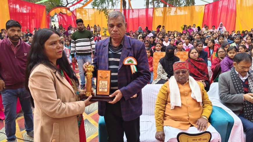 क्षेत्र के अंतर्गत सूरतगंज मार्ग पर स्थित राजकीय बालिका इंटर कॉलेज में