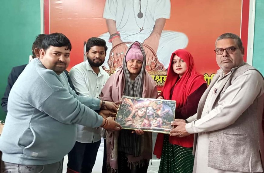 वृद्धाश्रम में भोजन व वस्त्र वितरण, बुजुर्गों से लिया आशीर्वाद