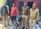 थाना भरतकूप पुलिस टीम ने मोटरसाइकिल चोरी के आरोपी अभियुक्त को चोरी की मोटरसाइकिल के साथ किया गिरफ्तार