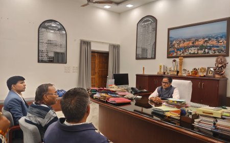 जिलाधिकारी की अध्यक्षता में कैंप कार्यालय में एक महत्वपूर्ण बैठक आयोजित की गई।