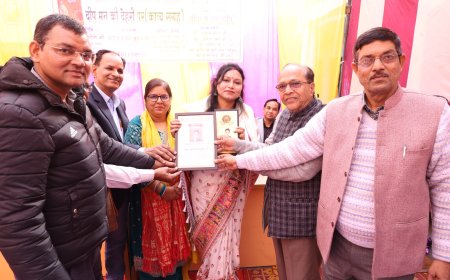 दीप-मन की देहरी पर ‌पुस्तक का विमोचन सेवानिवृत्त जिलाधिकारी  अनुराग पटेल के  कमलों से हुआ सम्पन्न विद्वत जनों की रही भारी  भीड़,कवियत्री की हुई तारीफ